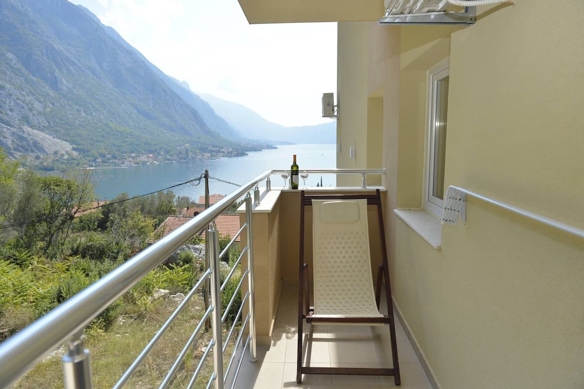 Apartamento estándar, 1 habitación, balcón, vistas al mar | 1 dormitorio, escritorio, espacio para trabajar con un portátil
