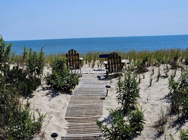 Rannalla, aurinkotuoleja