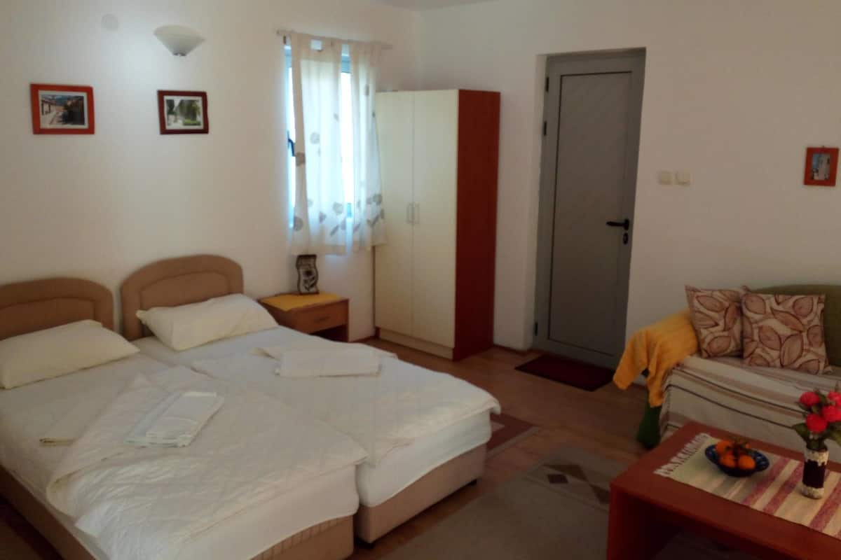 Comfort studio suite, 1 slaapkamer, uitzicht op zee, aan het zwembad | 1 slaapkamer, individueel gedecoreerd, individueel gemeubileerd