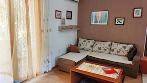 Departamento Confort, 1 habitación, vista al jardín, junto a la alberca | Área de sala de estar | Televisión 