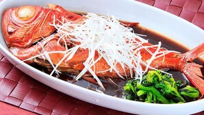 A dish with a whole fish, shredded white topping, and green vegetables in a white bowl. - morinoakari (Hakone)