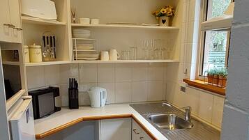 Full-size fridge, microwave, oven, stovetop