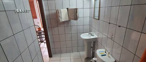 シャワー、タオル、石鹸、トイレットペーパー
