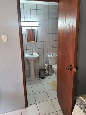 Regadera, toallas, jabón, papel de baño 