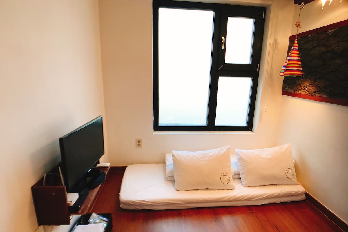 Twin Room (01, #01) | Free WiFi