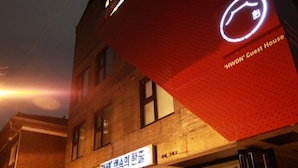 A building with a sign reading "HWON Guest House" and another sign for "Korean Vegetarian Restaurant". - Hwon Guest House (Seoul)