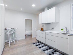 Kühlschrank, Mikrowelle, Ofen, Herdplatte