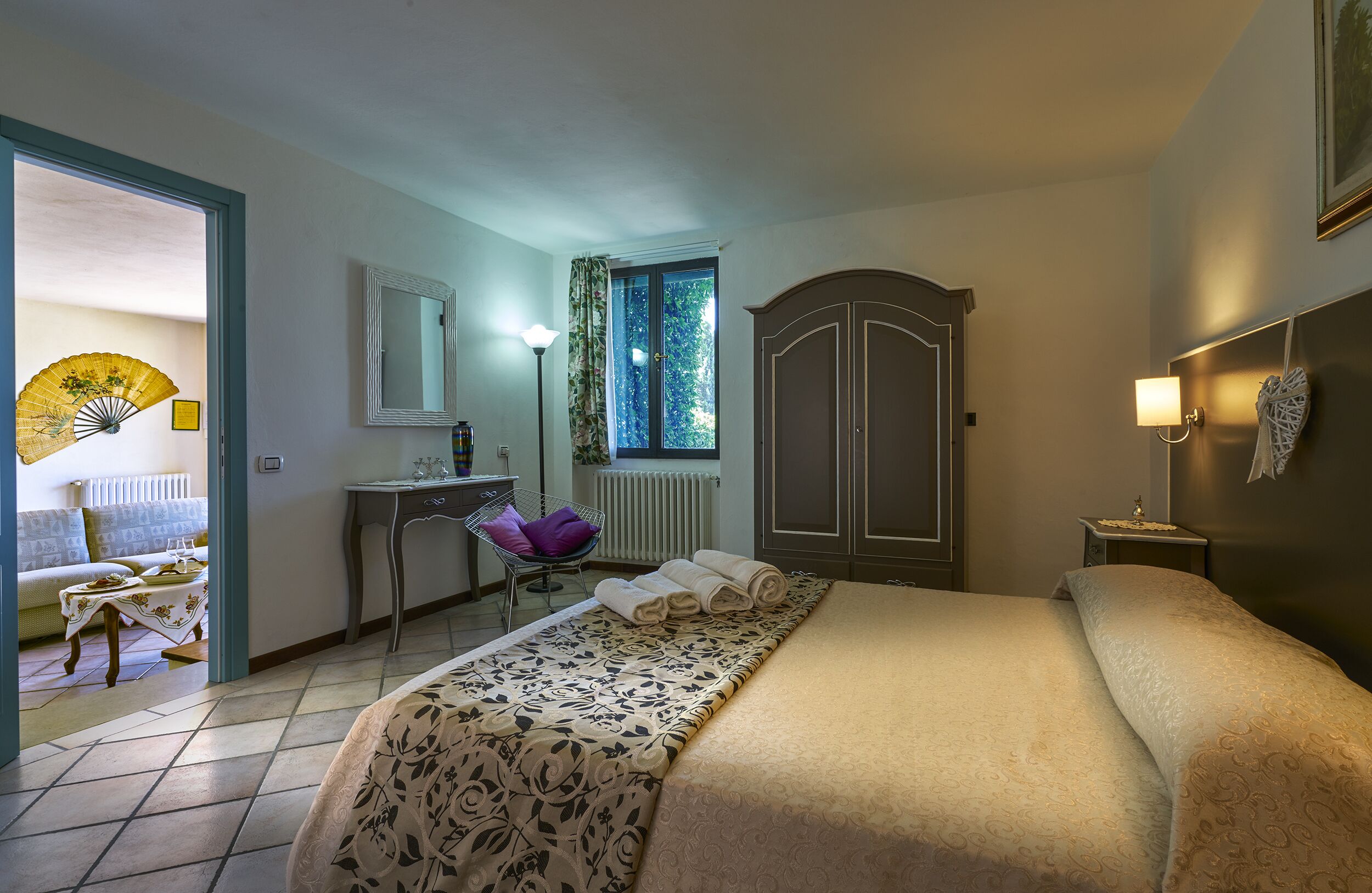 3 chambres, bureau, fer et planche à repasser, lit parapluie