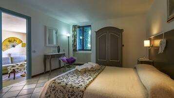 3 chambres, bureau, fer et planche Ă repasser, lit parapluie