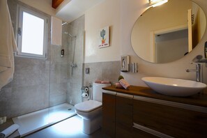 Douche, articles de toilette écologiques, sèche-cheveux