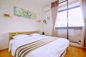 Habitación doble Confort | Escritorio, cortinas blackout, camas extra gratis y wifi gratis 