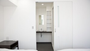 In-room safe, WiFi (free), bed sheets - OYO Hotel Reborn Namba-Minami (Osaka)