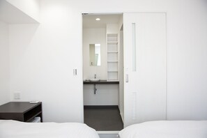 In-room safe, free WiFi, bed sheets - OYO Hotel Reborn Namba-Minami (Osaka)