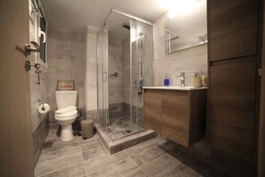 Combined shower/bathtub, hair dryer, towels - Port Crossroad Apt in Piraeus (Pireas)