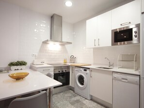 Fridge, microwave, oven, dishwasher - Cozy Flat @Cortes *Elevator*WiFi* (Madrid)
