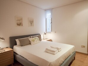 2 habitaciones, tabla de planchar con plancha y cuna de viaje 