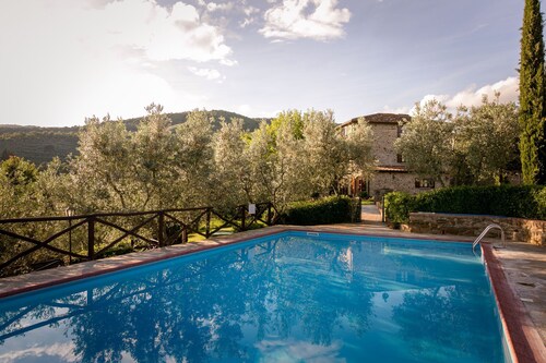 Lovely apartment in villa with pool, WIFI, A/C, pets allowed and panoramic view, close to Cortona