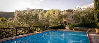 Lovely apartment in villa with pool, WIFI, A/C, pets allowed and panoramic view, close to Cortona