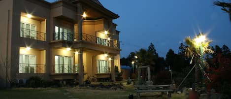 Façade de lâhĂ©bergement â soirĂ©e/nuit