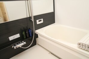 Basic-Zimmer, Nichtraucher (201) | Badezimmer | Badewanne und Dusche (separat), kostenlose Toilettenartikel