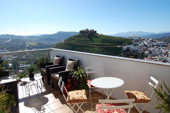 Outdoor dining - A 2 Bedroom luxury penthouse in the historic centre of Alora (Alora)