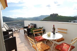 Outdoor dining - A 2 Bedroom luxury penthouse in the historic centre of Alora (Alora)
