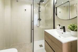 Een douche, een haardroger, handdoeken