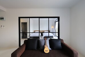Family Twin Room with Balcony | Stue | 32-tommers LED-tv med kabelkanaler, tv