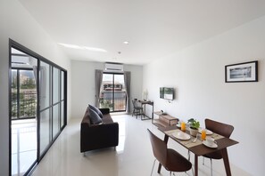 Family Double Room with Balcony | Olohuone | 32–tuumainen LED-televisio, jossa kaapelikanavat