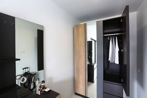 Family Twin Room with Balcony | Room amenity - Sukh Serviced Apartment (Hat Yai)