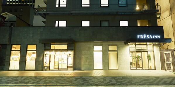 A building with a sign reading "FRÉSAINN" and large windows. - Sotetsu Fresa Inn Kitahama (Osaka)
