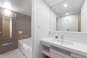 Deluxe Twin Room, Non Smoking | Bathroom | Combined shower/tub, free toiletries, hair dryer, slippers - Sotetsu Fresa Inn Kitahama (Osaka)