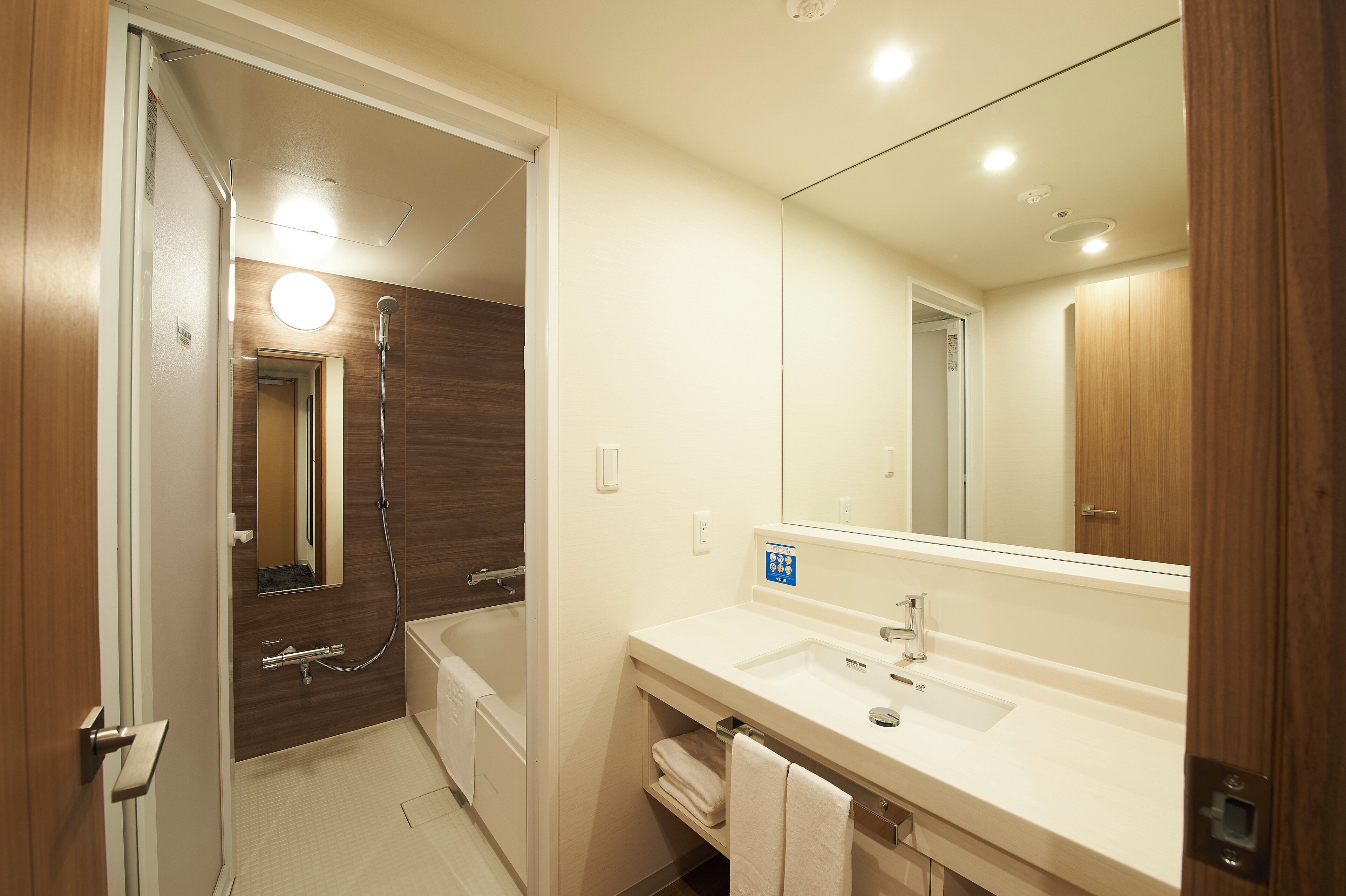 superior twin room, non smoking | bathroom | combined shower/bathtub, free toiletries, hair dryer, slippers