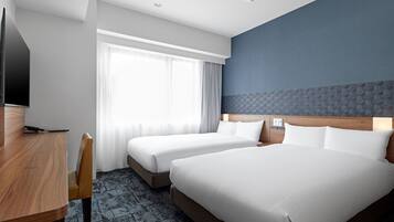 1 habitación, espacio para trabajar con laptop y cortinas blackout