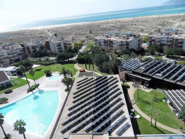 Een binnenzwembad, een buitenzwembad