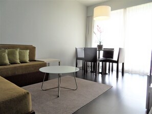 Fernseher, Tischfußball, Tischtennisplatte, Bücher