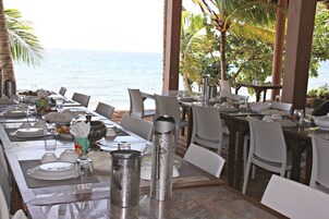 Café da manhã feito na hora todos os dias mediante uma taxa