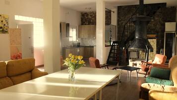 TV connectée, cheminée, table de tennis de table, livres