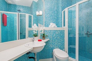 Ensemble douche/baignoire, sèche-cheveux, serviettes fournies, savon