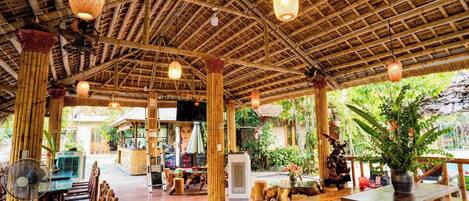 Se sirven desayunos, comidas, cenas y cocina local e internacional