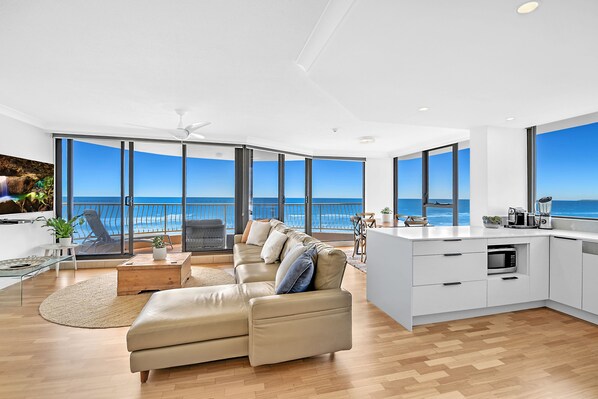 3 Bedroom Beach Front, Ocean View Apartment | 2 bedrooms, premium bedding, individually decorated - Albatross North Apartments (Mermaid Beach)