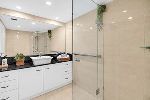 Apartamento, 3 quartos | Banheiro | Chuveiro, produtos de toalete grátis, secador de cabelo 