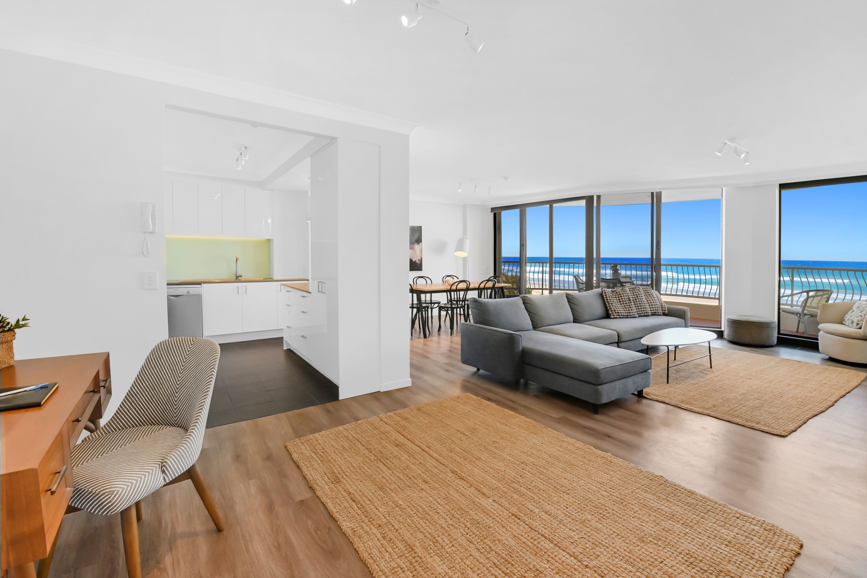 Appartement, 2 chambres | Aire de séjour | Téléviseur à écran plat de 65 po avec télévision par câble, téléviseur