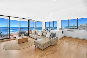 3 Bedroom Beach Front, Ocean View Apartment | 2 bedrooms, premium bedding, individually decorated - Albatross North Apartments (Mermaid Beach)