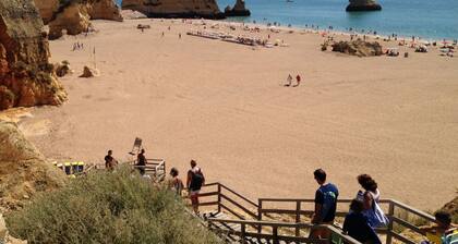 Suosittu puutarhahuoneisto uima-altaalla! Lähellä rantaa, venesatamaa ja keskustaa