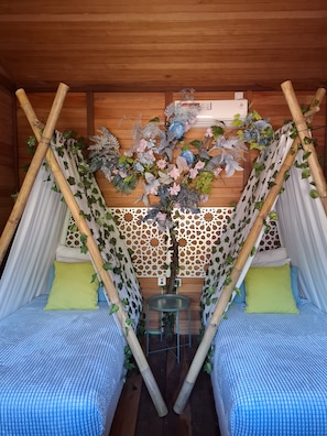Free WiFi, bed sheets - Bleu Verde i am colors (Gili Trawangan)