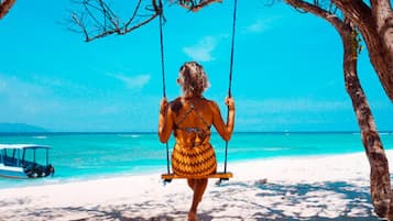 Perto da praia, areia branca, prática de remo/canoagem