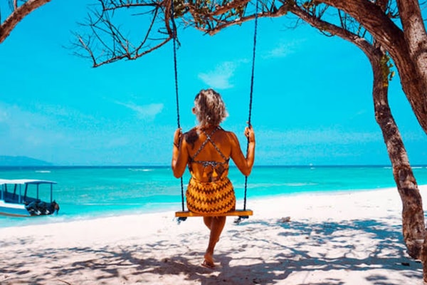 Playa en los alrededores, playa de arena blanca y bote de remos o canoa