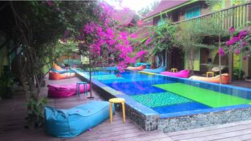 Una piscina al aire libre