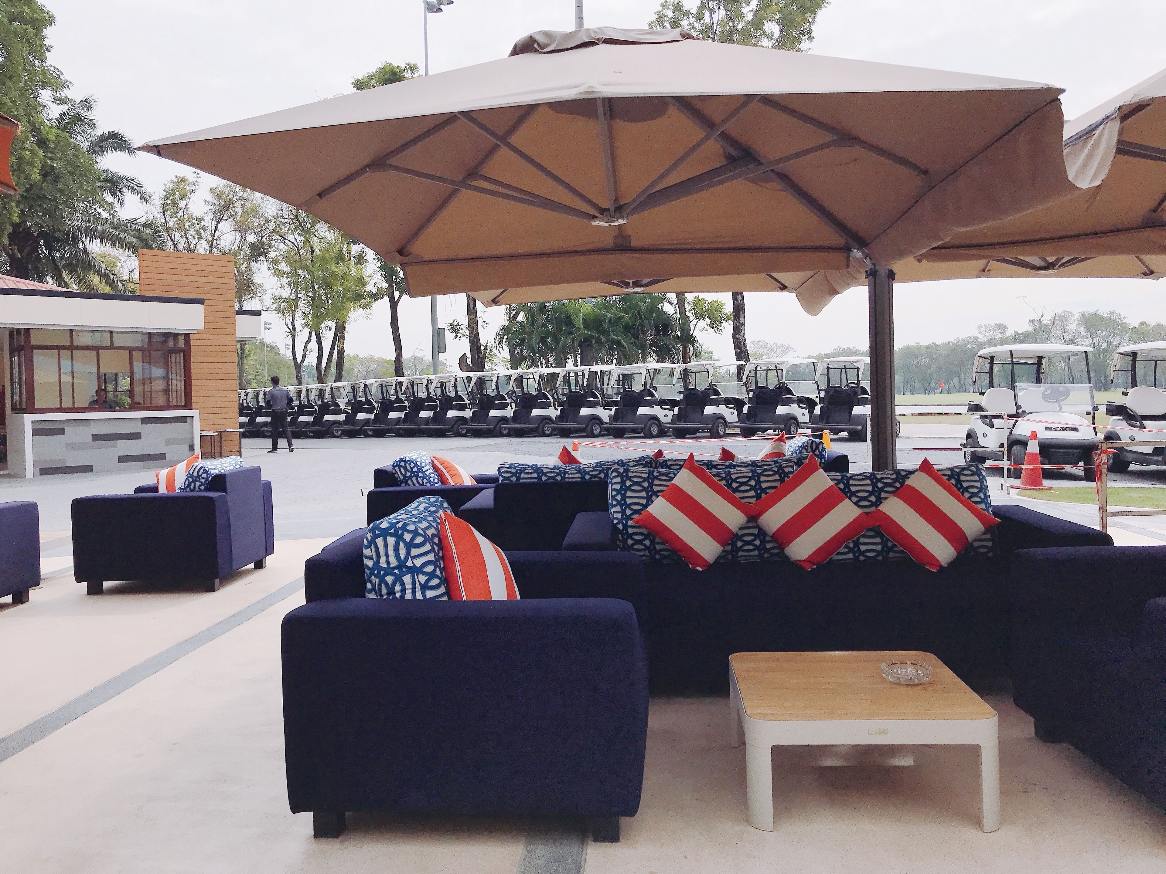 breakfast, lunch, dinner served; international cuisine